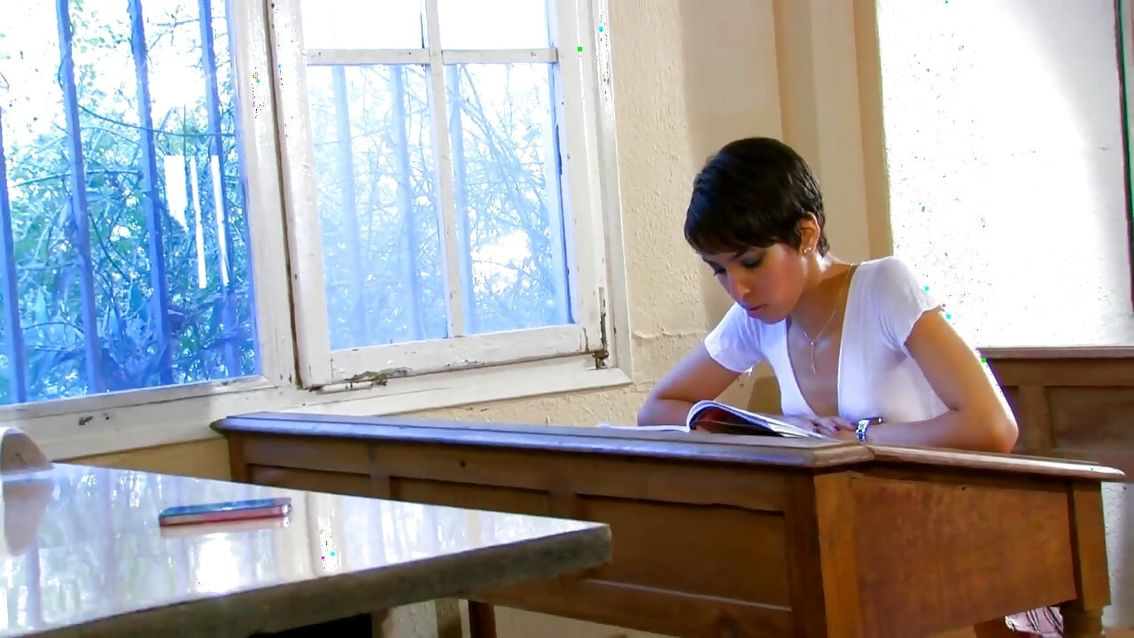 Καυτή γκόμενα γαμιέται από πρωκτικό με δάσκαλο στο κολέγιο