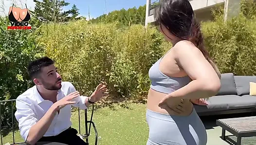 Ein Kurviges, Freches Mädchen Kommt Nach Ihrer Sportstunde!