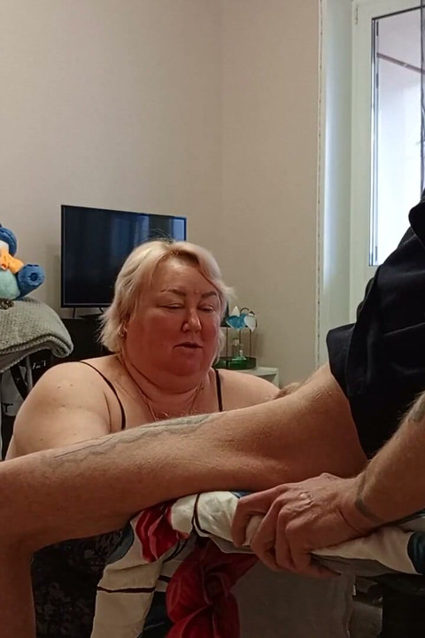 Sakso çektikten sonra arkadaşımın ağzını dölle dolduruyorum ve o yiyor