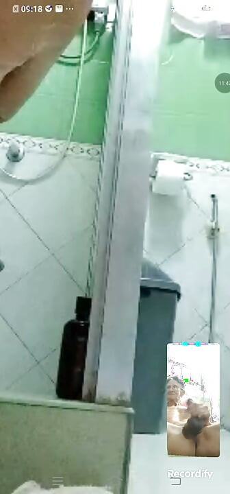 Κάνω μπάνιο και μετά αυνανίζομαι για ευχαρίστηση