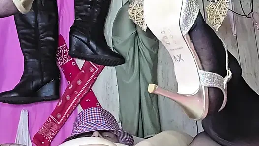 Cewek nakal dengan sepatu hak tinggi dientot sama 12 cowok di toko