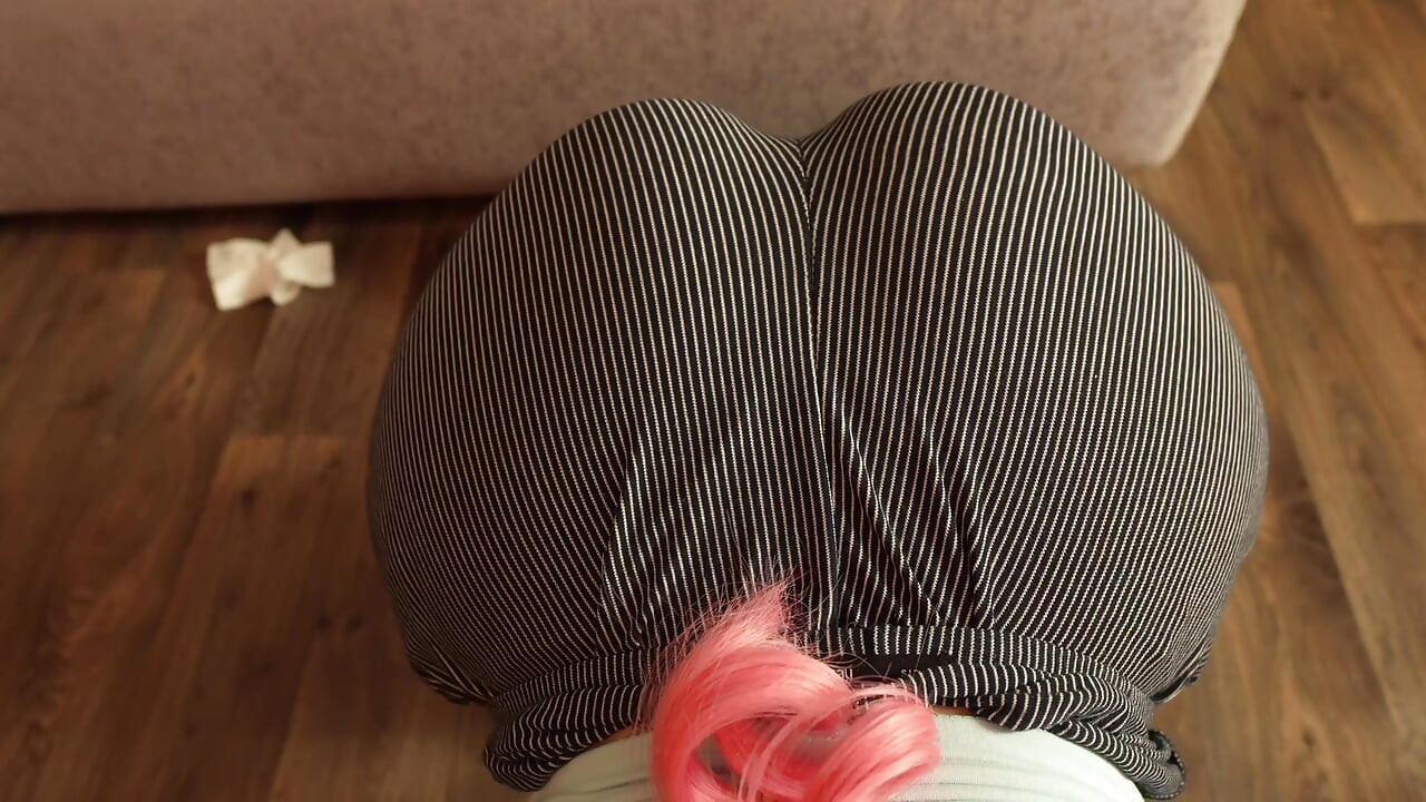 Mi esposa muestra su gran culo en polainas que se ven tan sexy en ella