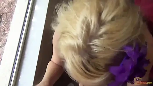 Nyepong kontol tetangga rambut pirang sampai tenggorokan