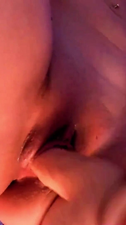 Une Israélienne blonde testera tous vos fétiches en enfoncer un gode dans sa chatte étroite - Autumn Tears | Clip 1