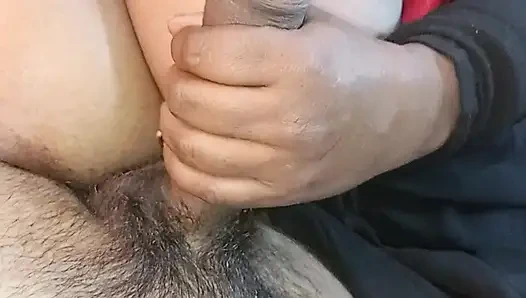 Bhabhi ne devar ka hath se lund ka pani nikala