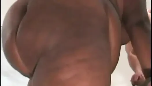 Büyük zenci kadın aynı anda üç yarak alıyor
