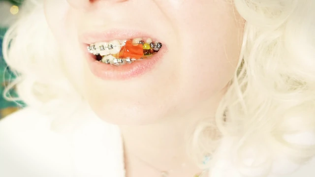 BRACES fetish: ASMR video of eating MUKBANG...