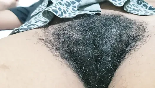 Wanita cantik dewasa dengan memek berbulu dan kepercayaan diri yang seksi