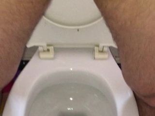 トイレで放尿...