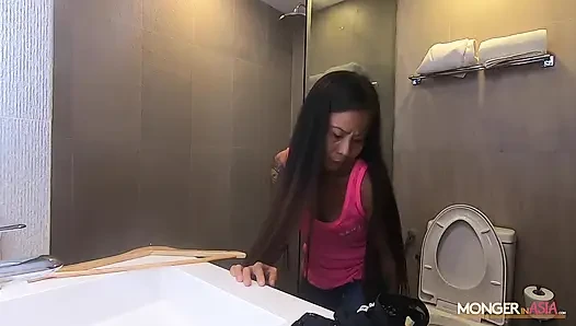 Tattooed Pinay Serves Big Dick With High Price