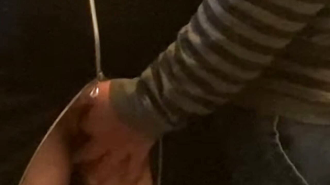 Perverser alter Mann fingert Muschi in der U-Bahn!