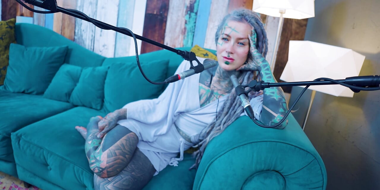 Ich spreche über R - Relief - ASMR podcast SFW spricht goth dünnes mädchen dreadlocks tattoo-modell inked mädchen