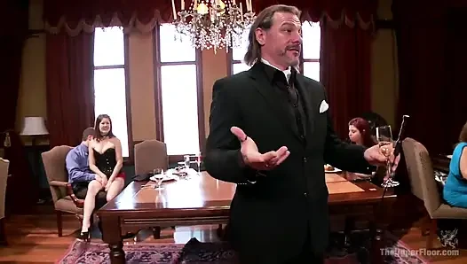 Heiße MILFs werden im oberen stock in den arsch gefickt