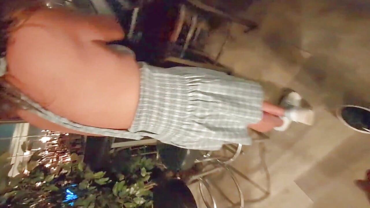 MILF Infiel Muestra El Culo Y El Coño En El Bar, Luego De Vuelta a La Habitación Del Hotel Para Una Noche De Sexo Duro