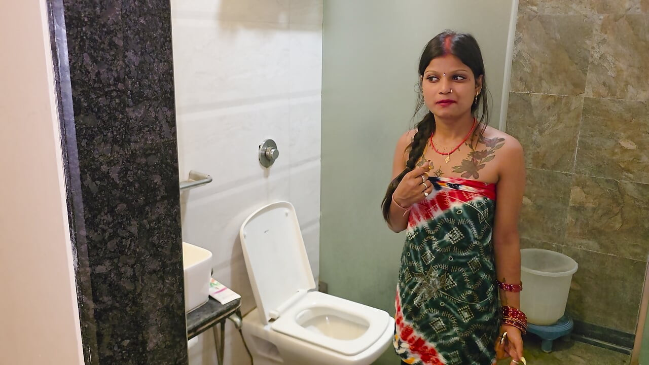 Desi Indian House wife ko husband ne baathroom main bahut pela