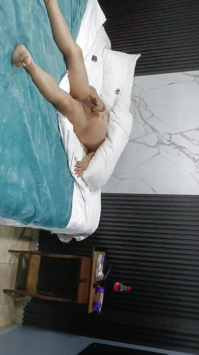 Дивись, як я дрочу в ліжку перед душем.