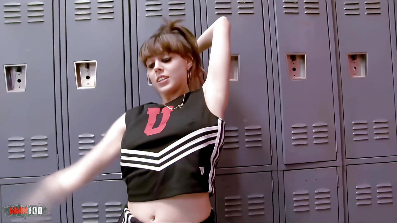 Gorąca cheerleaderka Nella Jay Głęboko jebanie przez Wielkiego Czarnego Kutasa w szatni