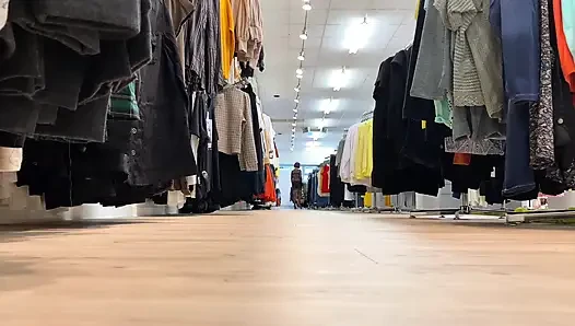 Alışveriş yaparken süper kısa mini etek ve düşünceli bir tulum içinde
