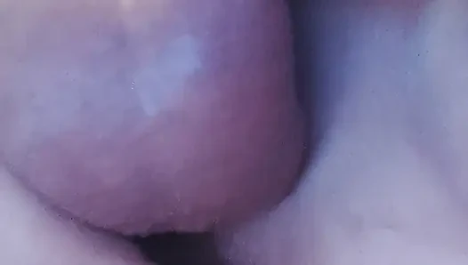 Yatakta uzanıp dildoyla göt deliğimle oynuyorum ıslak bir delik beklemek çok güzel