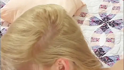 Mükemmel vücutlu ateşli sarışın azgın sevgilisi tarafından götünü siktirmeyi seviyor