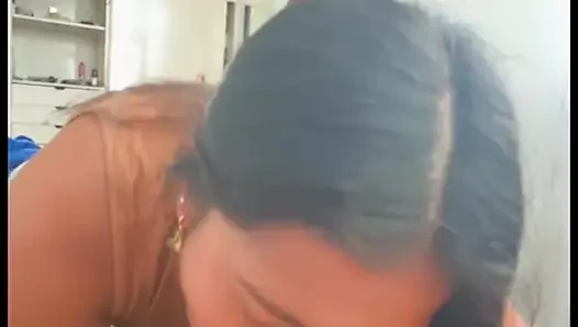Sepong kontol sampai dalam banget, wanita kaya lagi asik nyepong kontol