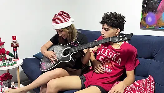Er hat seinem stiefsohn und seiner freundin beim Musikunterricht geholfen und wir haben am Ende ein reiches HARDCORE-Trio gemacht.