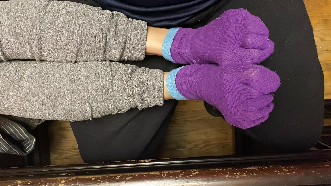 Chilly for those tiny sexy feet and long toes