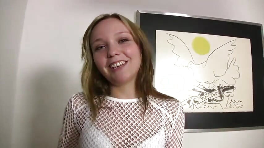 Šukání tohoto tlustého zadku teenagerky na masážním stole
