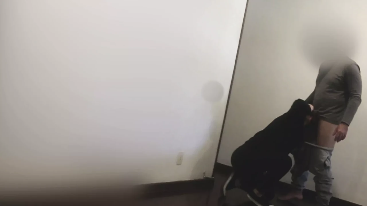 已婚女人在邻居家吮吸鸡巴，而她的丈夫则认为她在健身房。