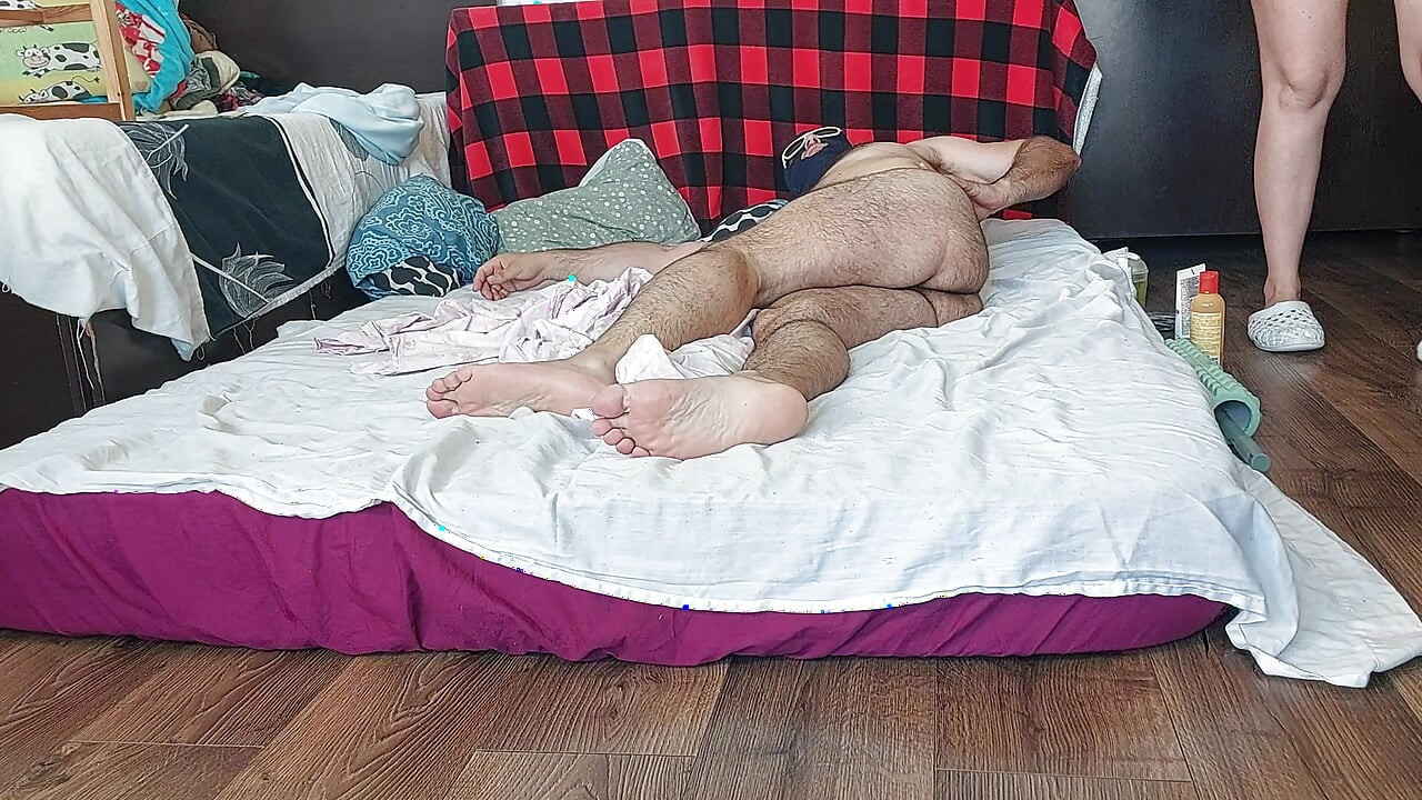 Sinnliche massage eines heißen paares mit Öl auf dem körper. Vorspiel im schlafzimmer mit einem amateur-paar.