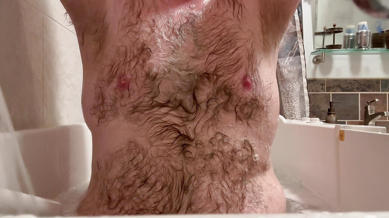 Χοντρή παχουλή αρκούδα παίζει με την Squishy Belly στην μπανιέρα