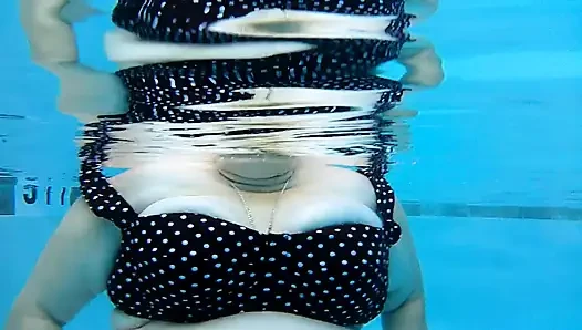 İri Güzel Kadın Hemşire Vicki'nin Havuzda Sualtı Kamerasıyla Egzersiz Yaparken Izle