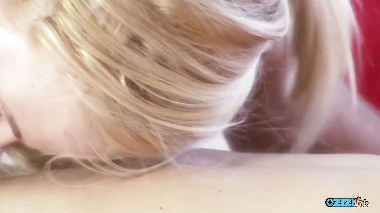 Een prinses verdient een oliemassage-orgasme nadat ze zo'n goed meisje is geweest