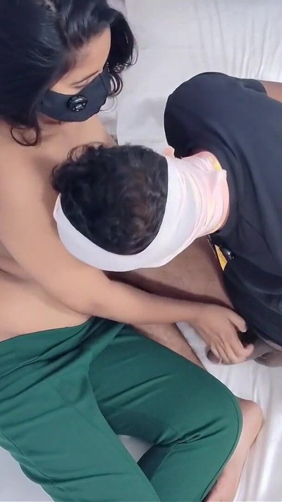 Mama vitregă matură sexy împarte patul pentru prima dată cu fiul vitreg, prima parte | Clip 2