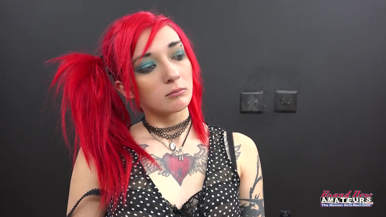 インクを入れた赤毛のジャッキーがアナルをリミングし、チンポをしゃぶって精液を飲み込むのが大好き!