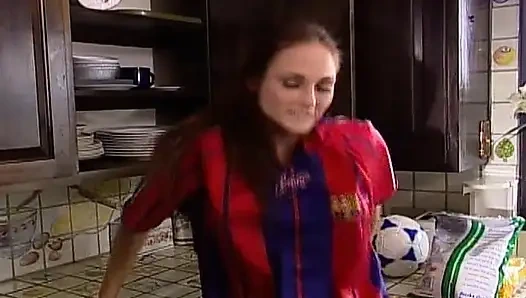 Cewek semok ini suka banget didobel penetrasi di seks threesome