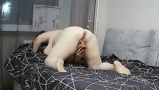 Freundin masturbiert muschi und streichelt ihre großen titten