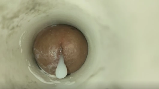 Vajinal borunun içindeki kamera: vajinal boruda çok fazla boşalma! Asmr en iyi 4k genç adam sperm fışkırtıyor