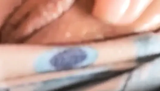 Latina masturbiert, bis sie spritzt