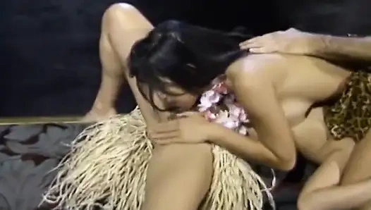 Büyük memeli esmerler ve sütlü tutku ile ateşli üçlü seks