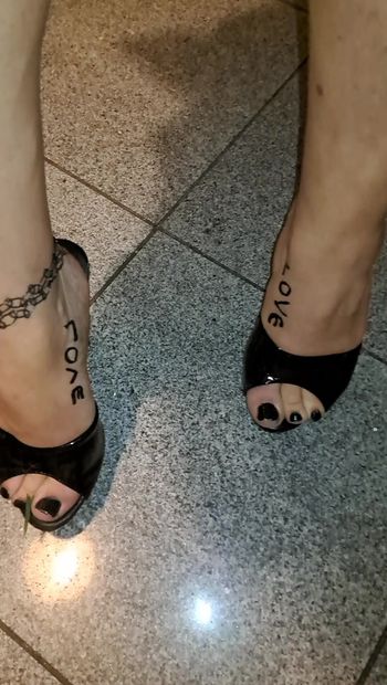 JoanaLoveTs mostra os seus pés fantasticos e sua rola deliciosa