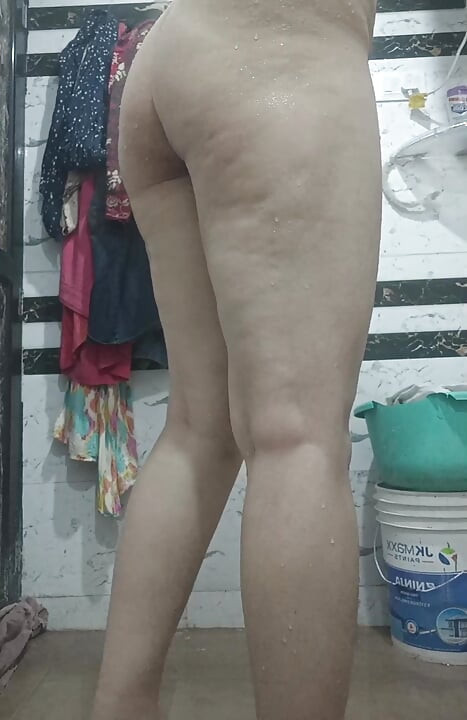Priya bhabi pazar günü banyo videosunu tadını çıkarıyor