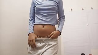 Fata indiană desi își arată corpul și pizda ei proaspătă virgină