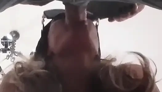 Tante sange ini lagi asik nyepong kontol sampai dicrot di mulut