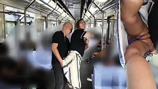 Metro yolculuğu sırasında eteğinin altına sürtünüyor.