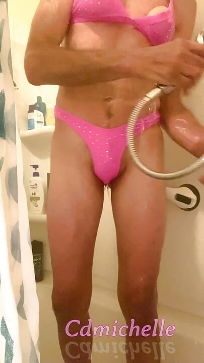 Cdmichelle se tušira u seksi ružičastom bikiniju