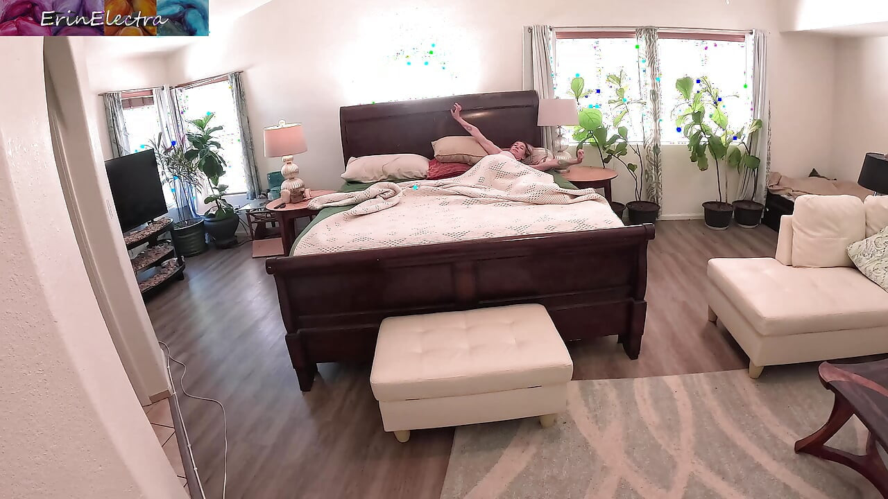 待在家里的继母帮助饥渴的继子享受她紧致的小阴户