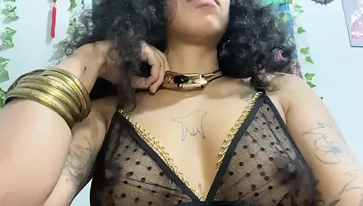 Memek berbulu basah dengan dua dildo
