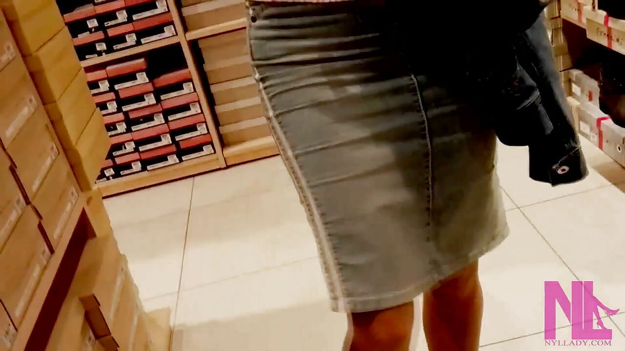 Gioca con le scarpe e fa modella in splendide scarpe rosse in un negozio di scarpe