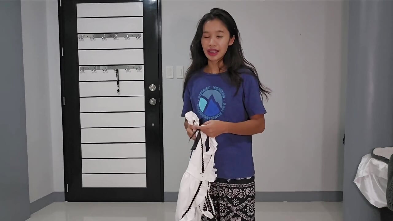 Pembantu rumah Asia yang suci